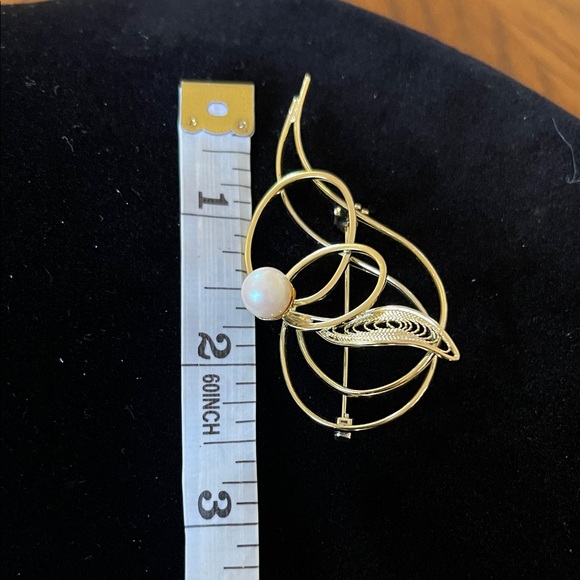 Elegant Gold and Pearl Brooch - Picture 3 of 3